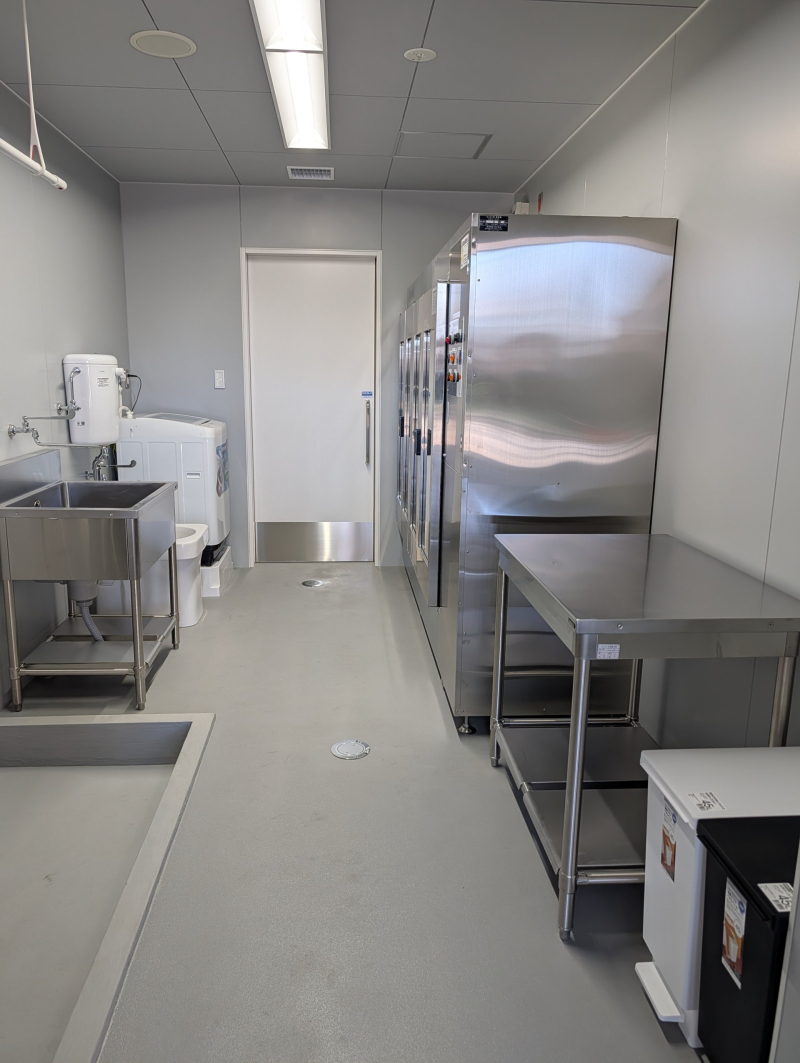 神奈川県内の消防本部様の新しくなりました分署に新型の衣類・防火衣乾燥機レイン・メイトⅡの４扉型を採用頂きました